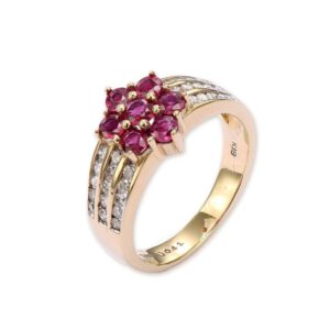 31. 18K黃金紅寶石重0.88ct，鑽石重0.41ct戒指              （私人收藏）