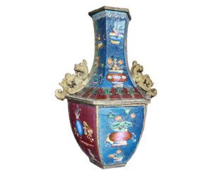 8. 百年古瓷琺瑯彩描金六角獸耳瓶（工製品）（私人收藏）